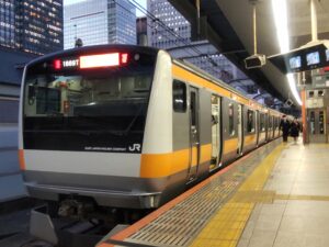 東京駅に停車している中央線の車両の写真